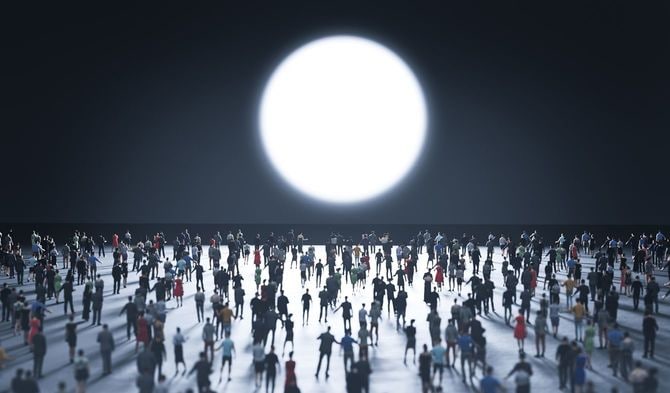 光のある方へ、群衆が引きつけられている