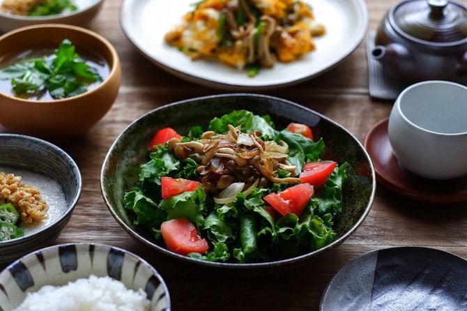 大皿に盛り付けられたサラダ