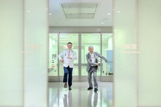 千船病院副院長で泌尿器科医の樋口喜英さん(左)と吉本興業前会長で実業家の大﨑洋さん(右)