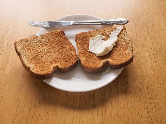 トーストした小麦パンの上にバター