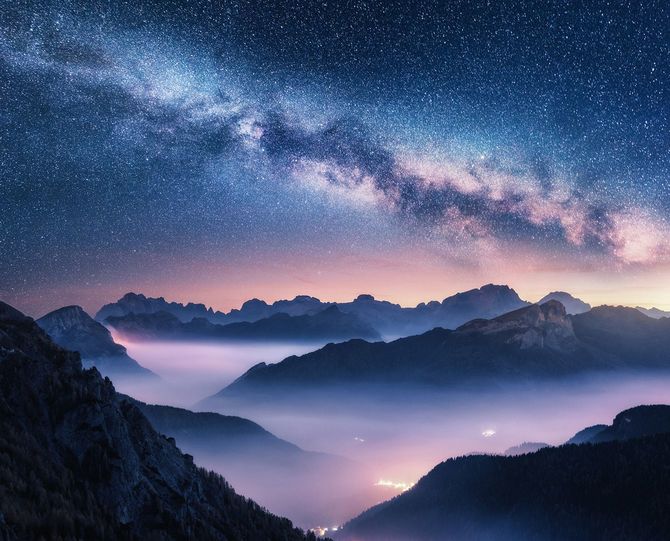 天の川と夜の山々の風景