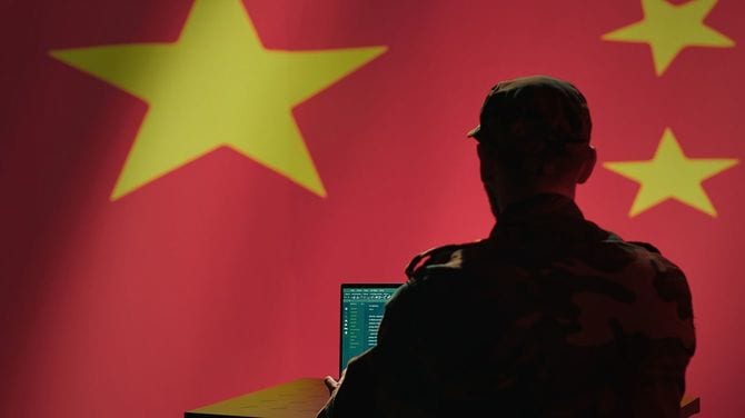 中国国旗とPCを使用する人