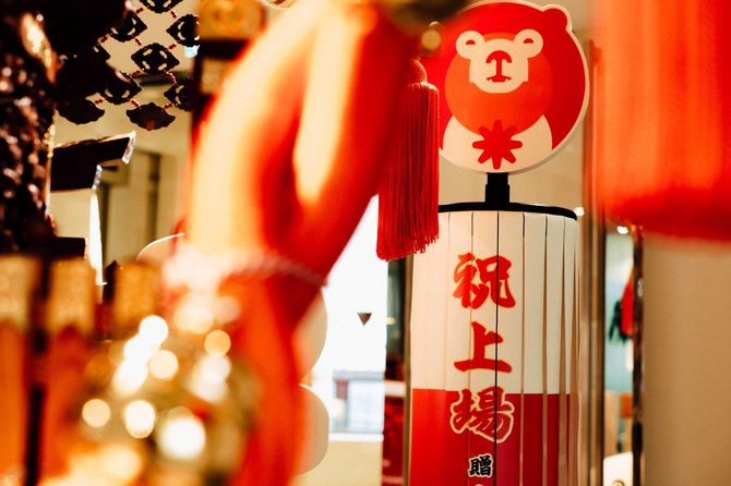 サンアスタリスクは2020年7月31日、東証マザーズに上場。オフィスのエントランスには「祝上場」の文字を引っ下げた「サンベアー」の姿も