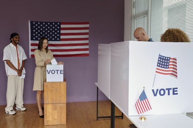 選挙日に候補者に投票する人々