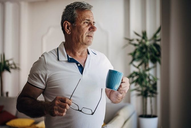 孤独な男がコーヒーを飲み、リラックスする