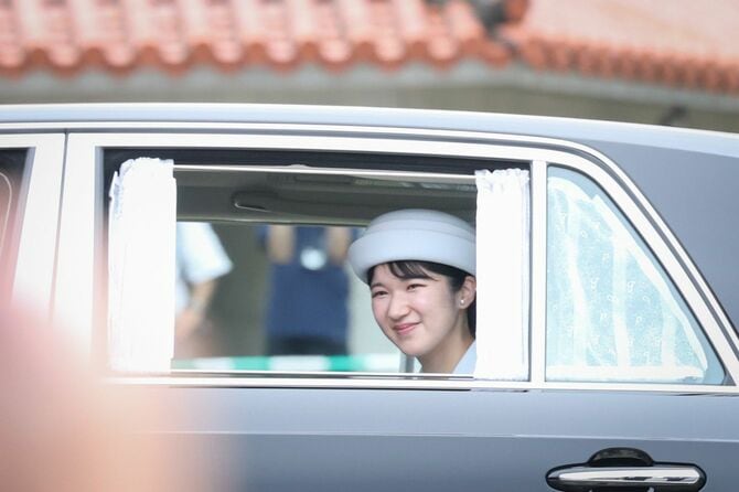 国立沖縄戦没者墓苑を出発される天皇、皇后両陛下の長女愛子さま=2025年6月4日、沖縄県糸満市の平和祈念公園