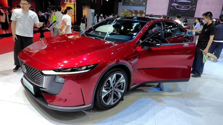 長安汽車開発のモデルをベースに開発されたマツダEZ-6。上海モーターショーにて。
