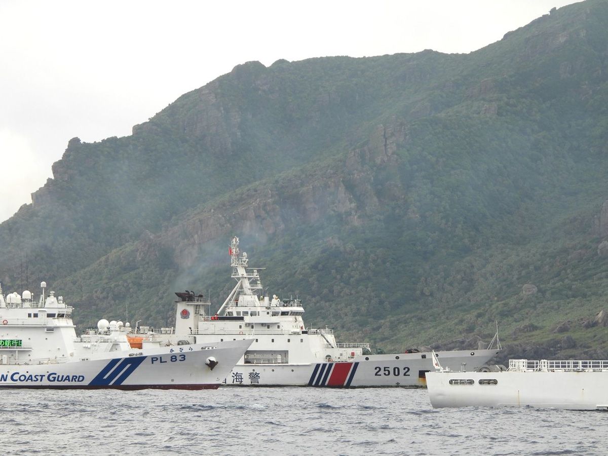 魚釣島周辺で接近する中国海警局の船（中央奥）と海上保安庁の巡視船（手前の2隻）