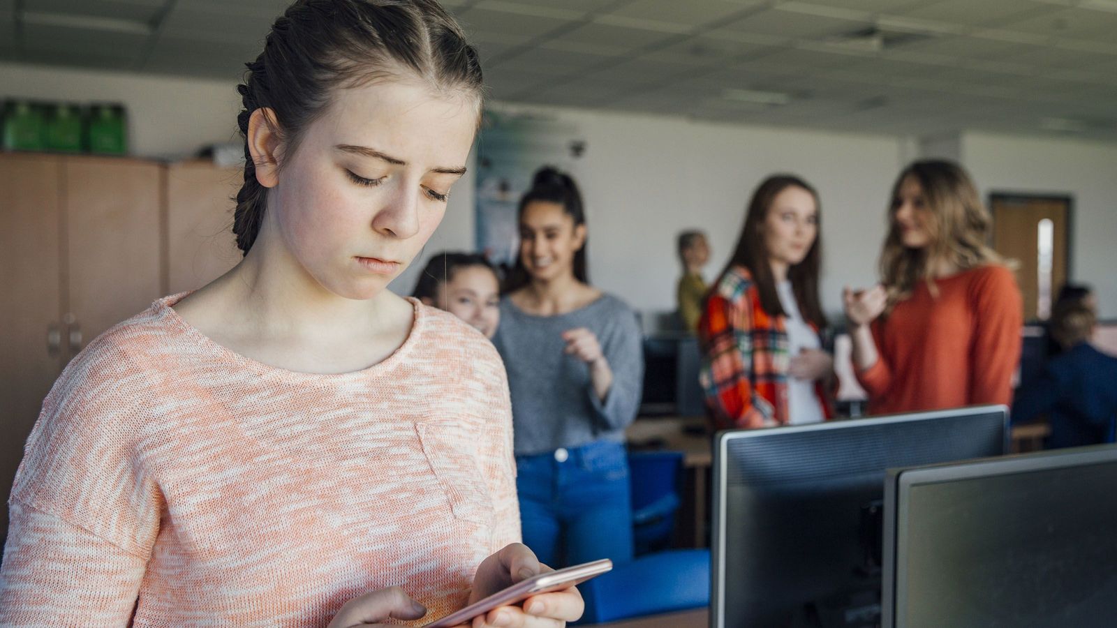 学校での"SNSいじめ"に対して｢もう生徒にネットは使わせない｣では何の解決にもならない それは｢デメリット｣しか見ていない