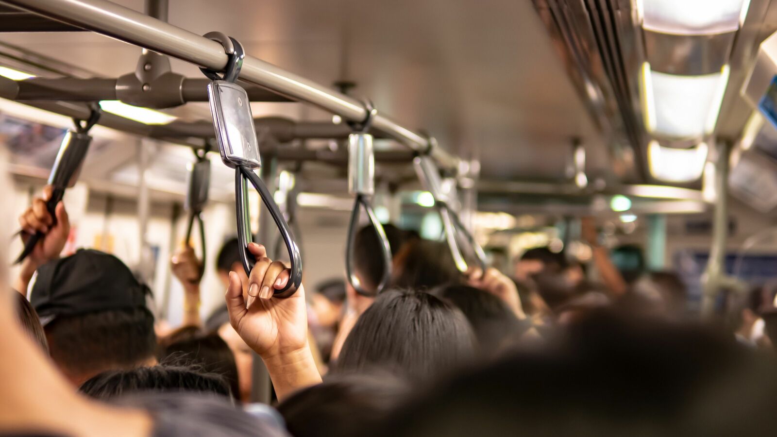 満員電車の｢ドア付近の混雑｣はこれで解決する…奥まで詰めない人は｢次の駅で降りるから｣ではない意外な理由 問題は通路ではなく｢座席｣のほうにある