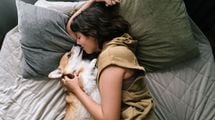 愛犬と一緒に寝ると飼い主の睡眠は悪化する…最新研究でわかった｢ベッドで一緒に寝ていい相手･ダメな相手｣