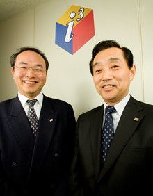 <strong>「両立しそうにない組織どうしの二律背反を「何とかする」」</strong><br>「成長に軸足を置いた業績の実現は、今も大きな悩みの1つ」と豊住氏（右）。岸本氏（左）は半導体部門出身。