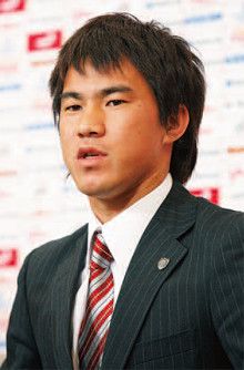 <strong>岡崎慎司</strong>●1986年、兵庫県生まれ。宝塚FC、滝川第二高校を経て、2005年に清水エスパルスに入団。08年、北京五輪に出場。泥臭くゴールを狙うプレー、ダイビングヘッドが武器のストライカー。愛読書は『武士道』。