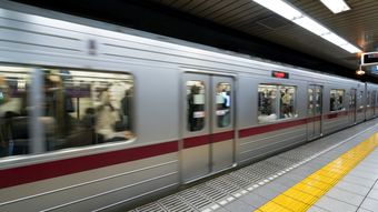 階段を駆け上がる人ほど駆け込み乗車する心理