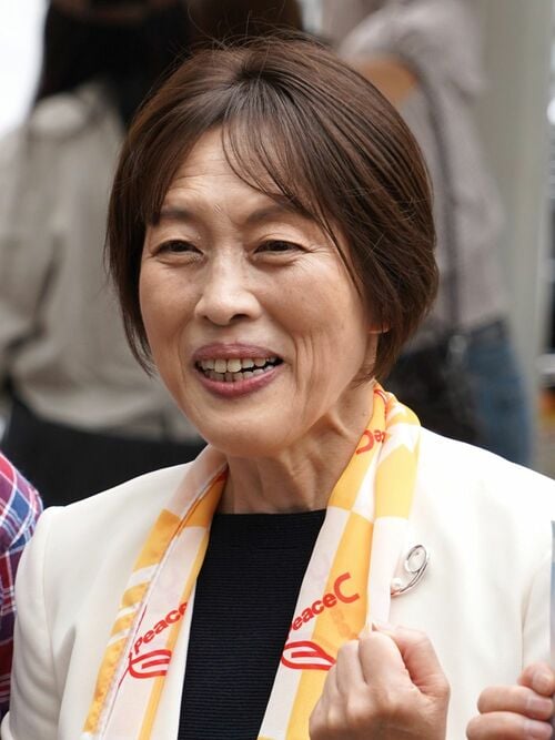 武蔵小山駅前で写真撮影に応じる田村智子委員長