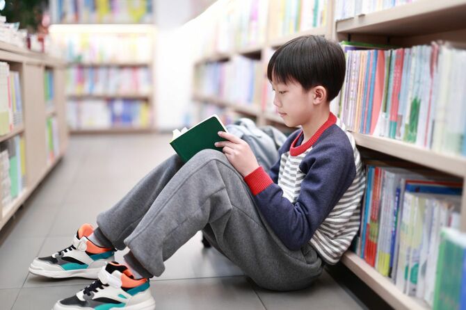 図書館で本を読む少年