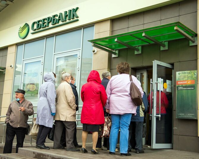 銀行に列を作るロシアの光景
