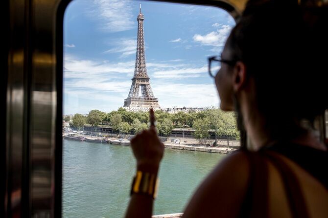 メトロ6号線の車窓から見えるエッフェル塔を指さす女性