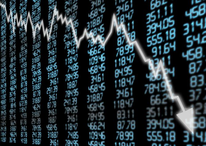 株式市場 - 青いディスプレイ上で下る矢印グラフ