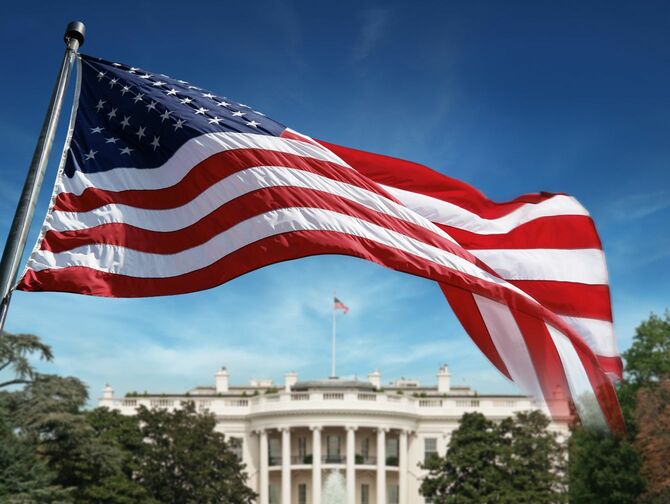 ホワイトハウスとアメリカ国旗