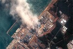 地震と津波によって想定外の事故を起こし、白煙を上げる、東京電力福島第一原子力発電所。(DigitalGlobe/Getty Images=写真)