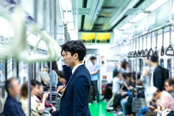 電車通勤のビジネスマン