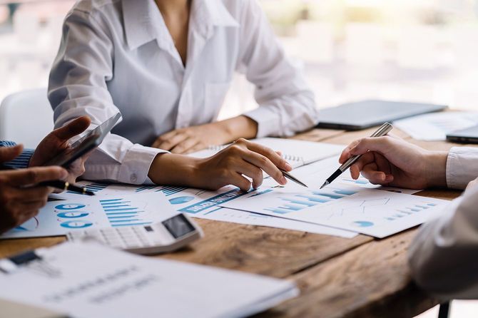 資料を広げて会議をする人たち