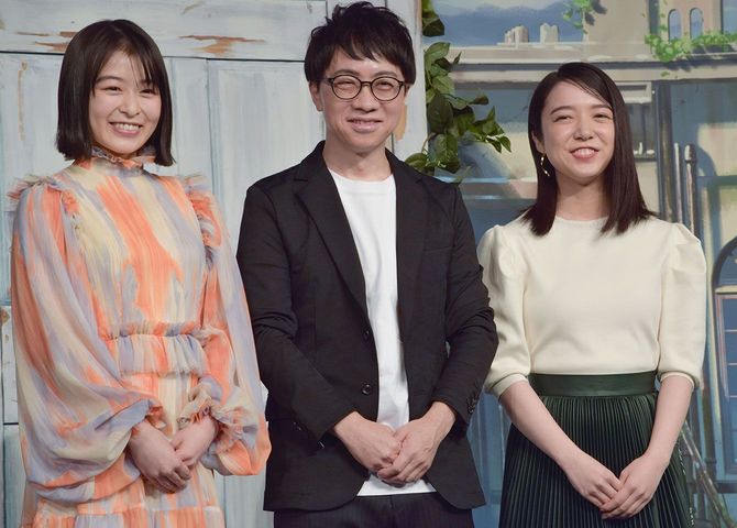 「すずめの戸締まり」の制作発表会見に出席した（左から）森七菜さん、新海誠監督、上白石萌音さん＝2021年12月15日午後、東京都千代田区