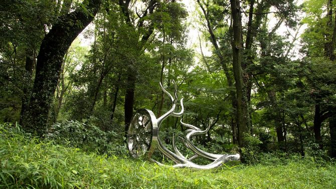 明治神宮鎮座100年祭を祝う「神宮の杜芸術祝祭」の野外彫刻展で公開されている松山の作品、〈Wheels of Fortune〉。鹿の角と車輪を組み合わせた。