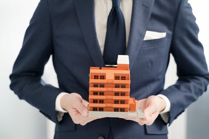 マンションを勧めるビジネスマン