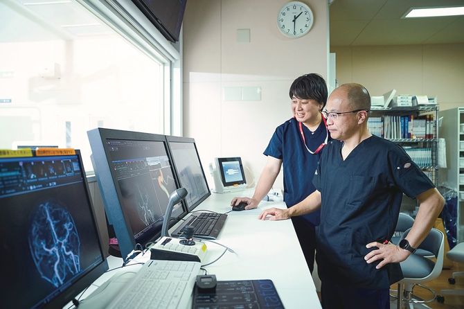 他の先生と画面で診断中