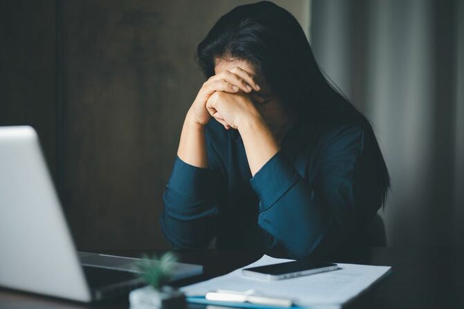 ストレスを抱えるビジネスウーマン