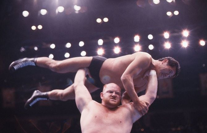 デビュー戦となった両国国技館での試合で、アントニを猪木を持ち上げるベイダー（1987年12月27日）