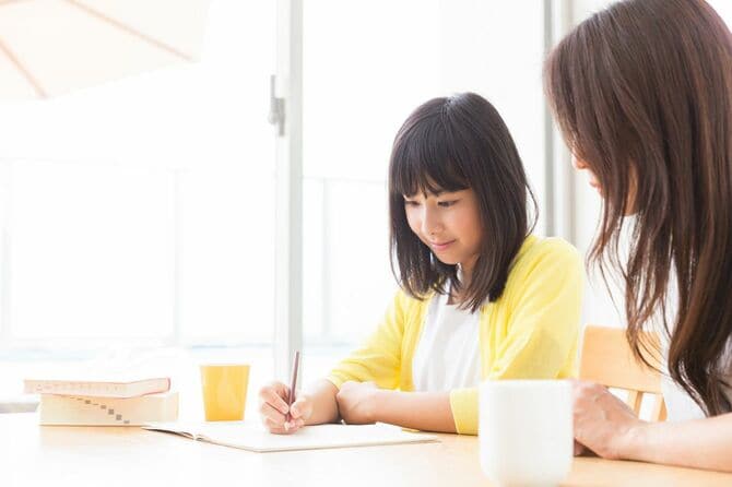 子どもに寄り添う母親