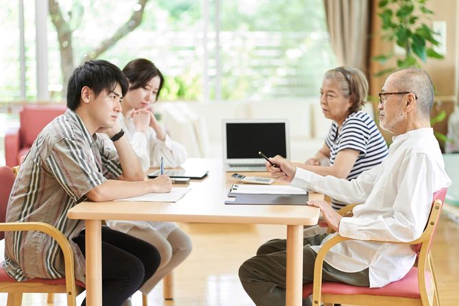 若いカップルと老夫婦
