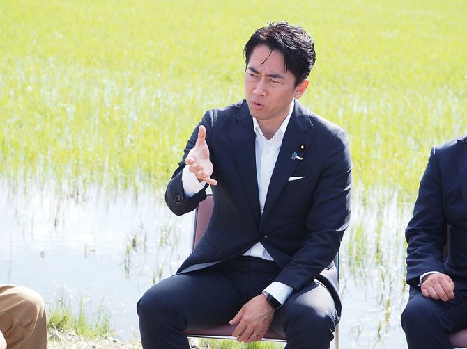 農業関係者らと意見交換する小泉進次郎農林水産相=2025年6月15日、福島県南相馬市