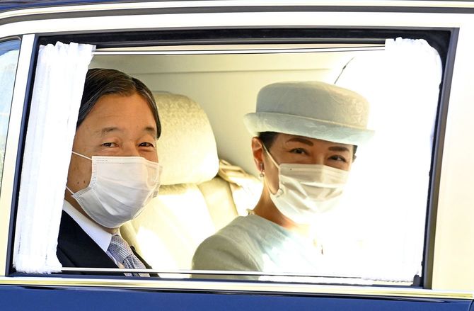 上皇さまの89歳の誕生日を祝うため、仙洞御所に入られる天皇、皇后両陛下＝2022年12月23日、東京都港区