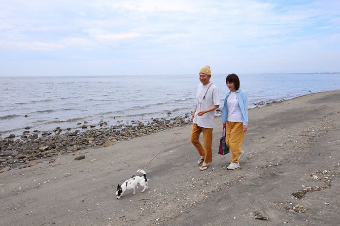 自宅近くの三百間浜が定番の散歩コース。亮さんは1975年、新潟県生まれ。音楽制作の仕事から、4年半修業を積んでそば職人に転身した。玲香さんは1979年生まれで福岡県出身。武蔵野音楽大学卒のフルート奏者であり、楽器店に勤務しながら亮さんを支えた時期も。