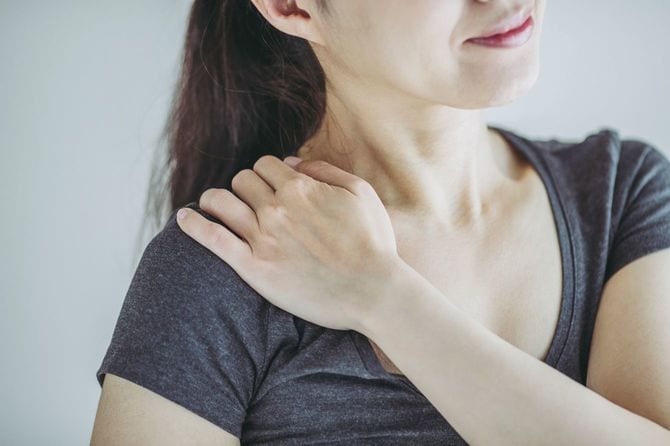 方に違和感を覚える女性