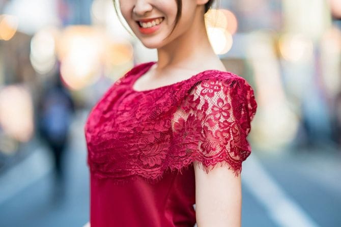 ほほ笑みかけてくる女性