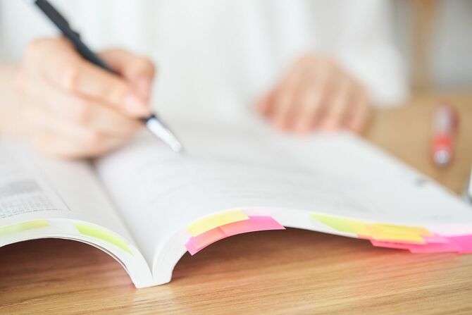 テキストで勉強する女性の手