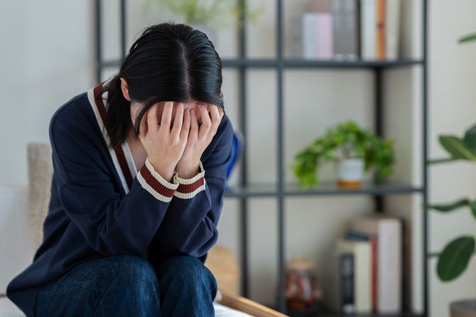 リビングで心配する若い女性