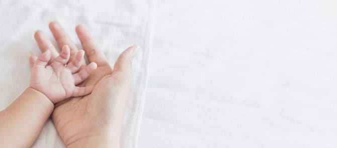 新生児の手と親の手