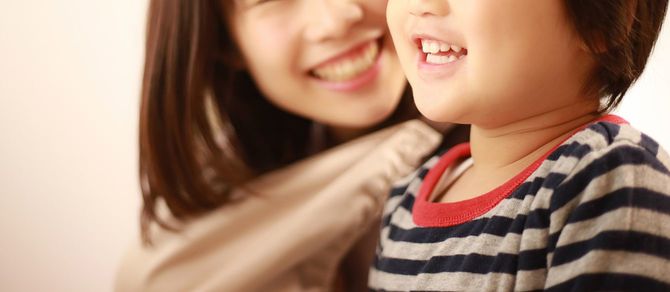 テレビを見ている親子