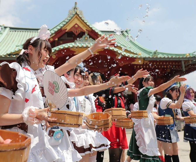2018年8月11日、東京・秋葉原のメイド喫茶で働く「メイドさん」たち約20人が、神田明神で打ち水をした