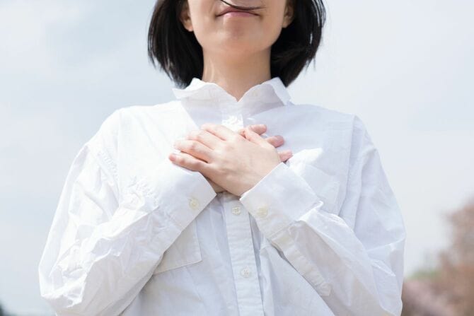 白いシャツの女と青空