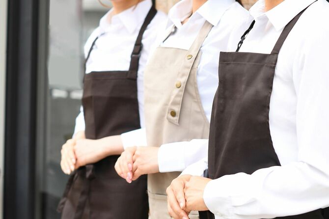 エプロンを着たカフェの従業員