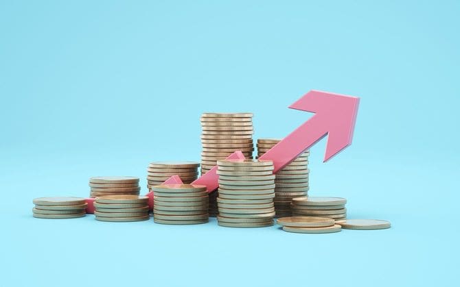 積み上げて置かれたコインと右肩上がりの矢印