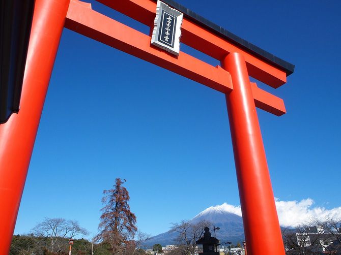 富士宮浅間大社の大鳥居越しの富士山