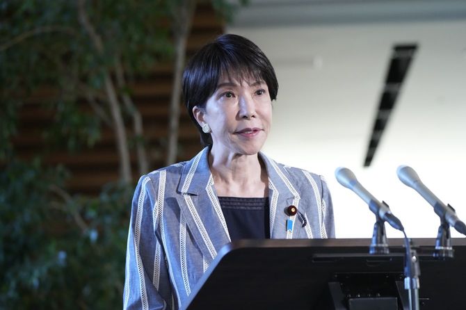 沖縄県知事選に関し、記者団の取材に応じる高市首相＝2026年9月14日午前、首相官邸